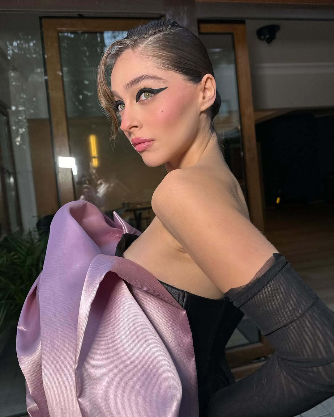 جيمري بايسال بإطلالة جمالية درامية
