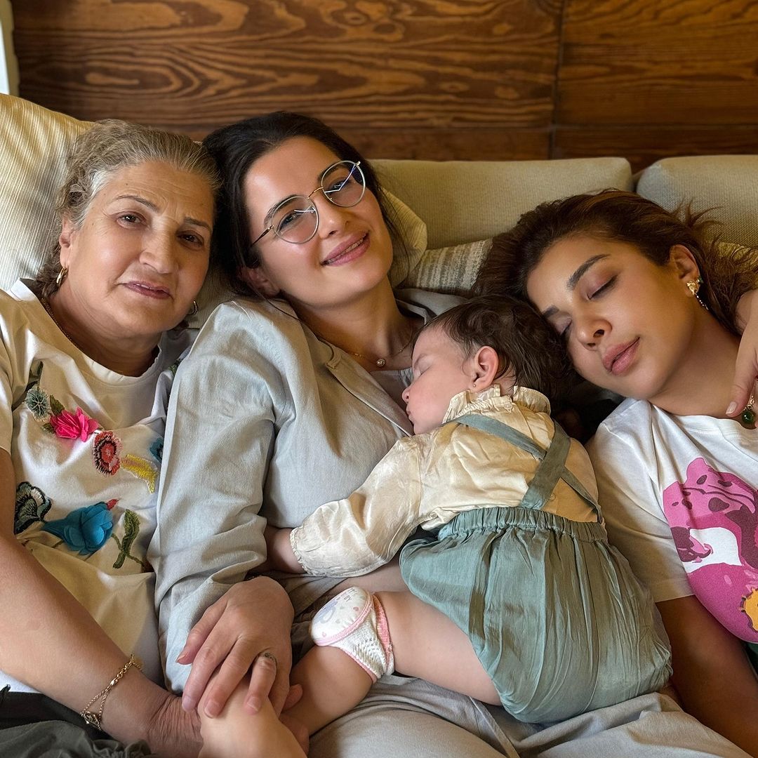 أصالة ووالدتها وابنتها وحفيدتها 