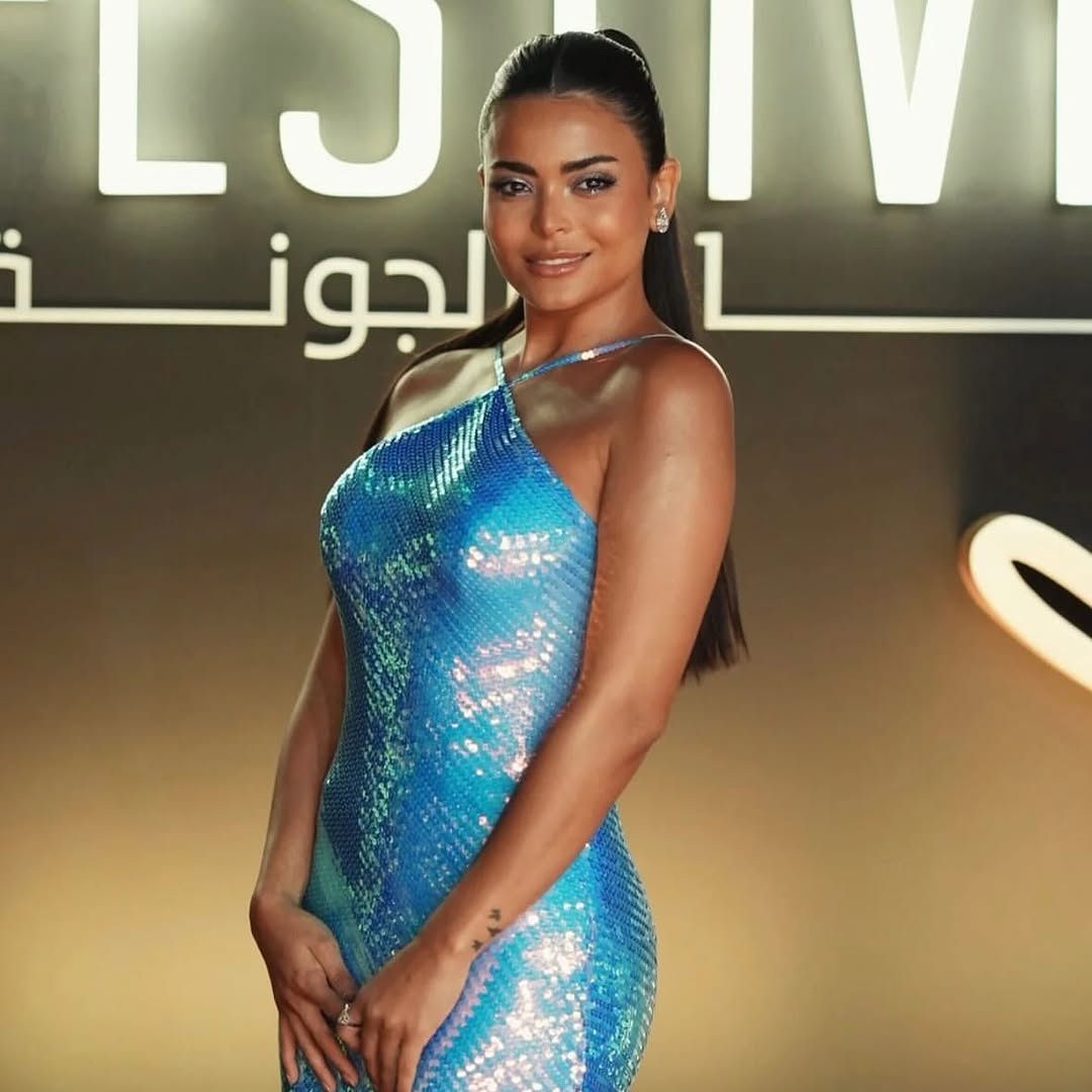 أسماء جلال بالفستان الأزرق اللامع ن تصميم GEMY MAALOUF