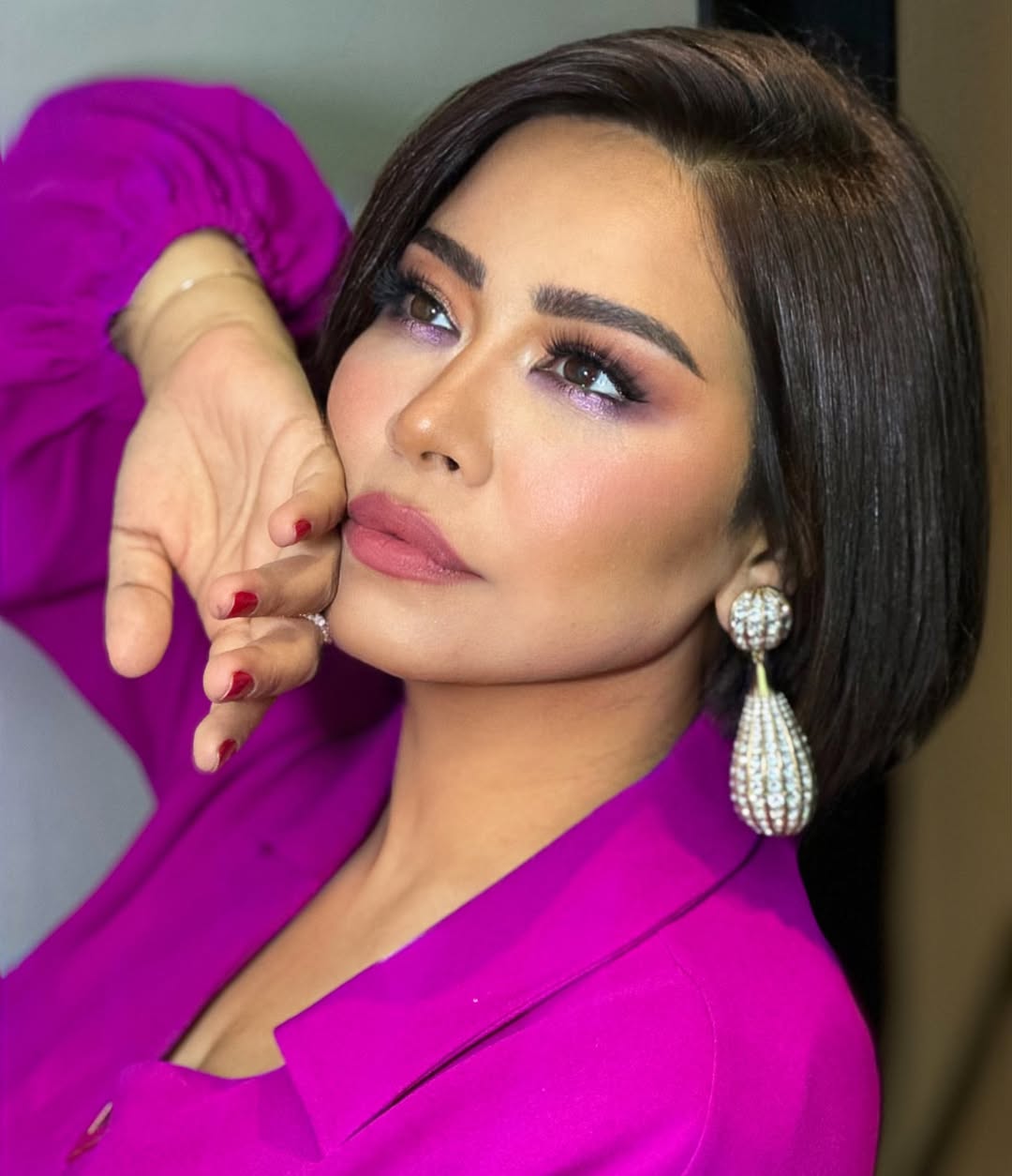 شيرين عبد الوهاب بالمكياج البنفسجي