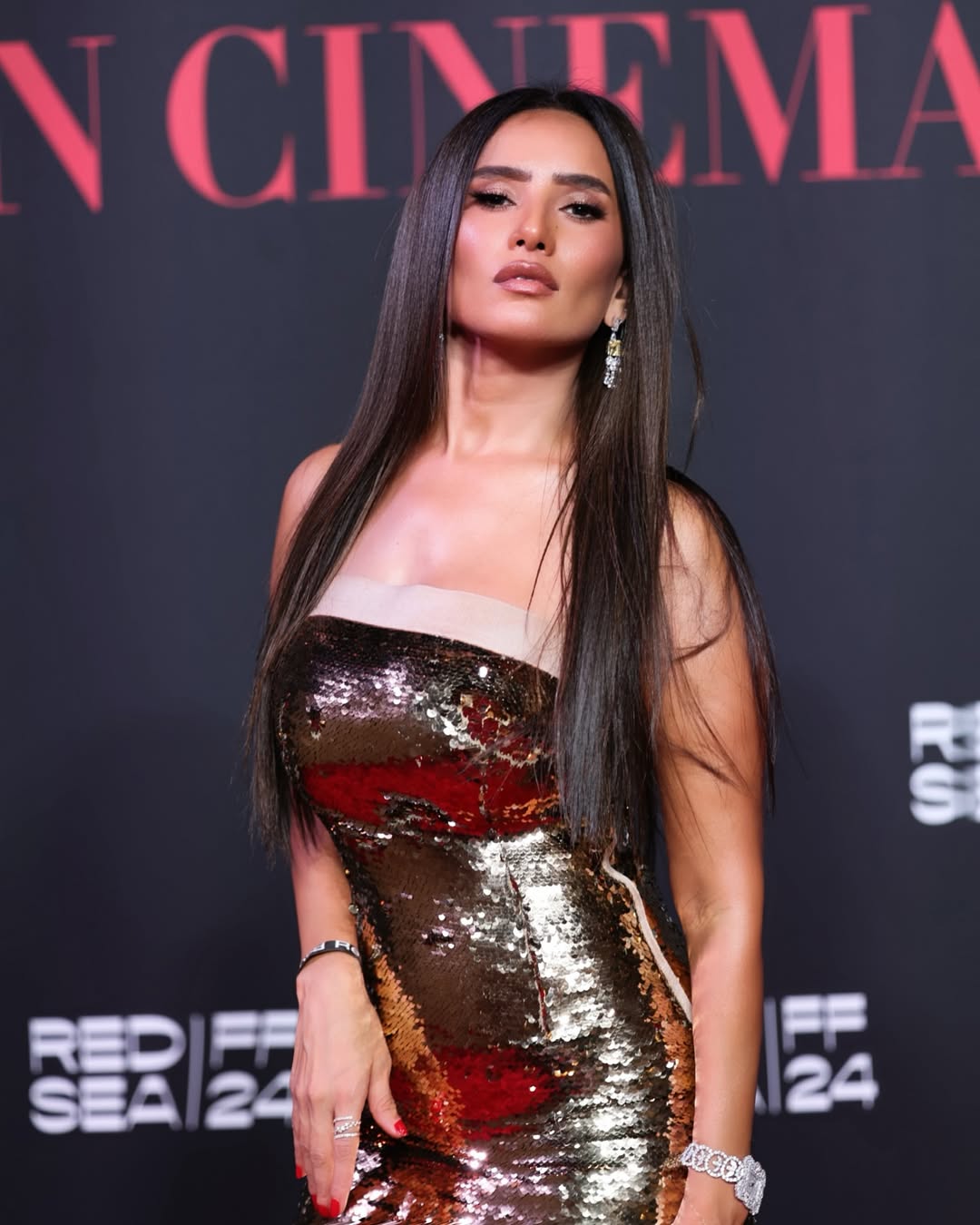 زينة تتألق بالبريق الذهبي في حفل "Women in Cinema"