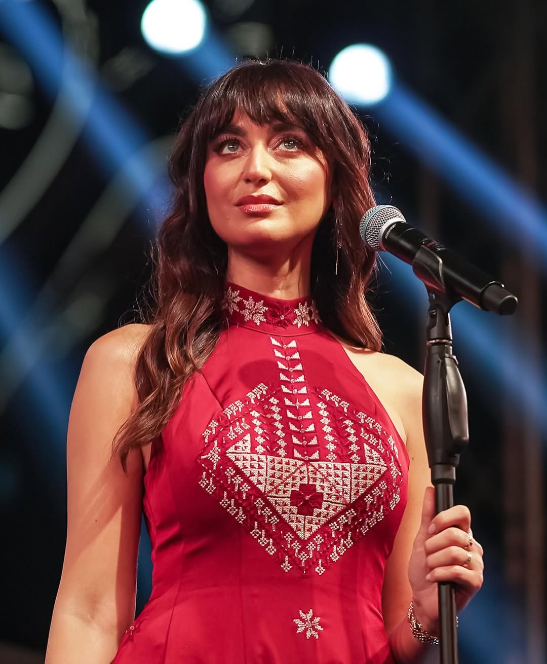 فايا يونان بالشعر الطويل