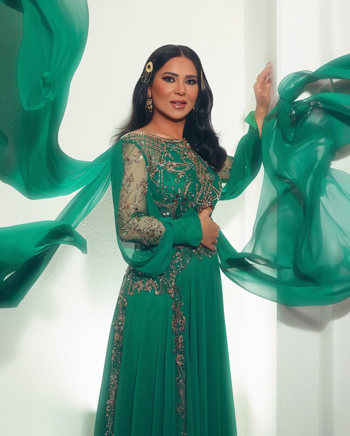 نوال بفستان أخضر مطرّز بالذهبي