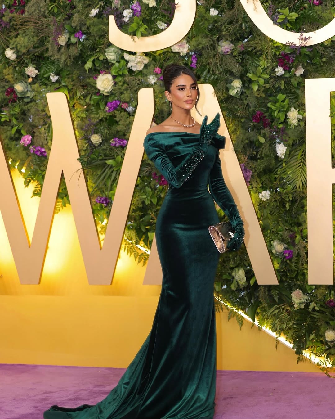 إطلالة رهف الحربي بفستان مخمل أخضر