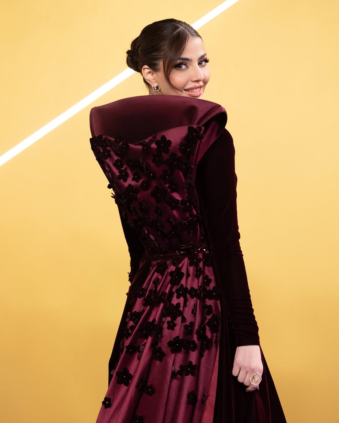 إطلالة نرمين محسن بفستان مخمل عنابي