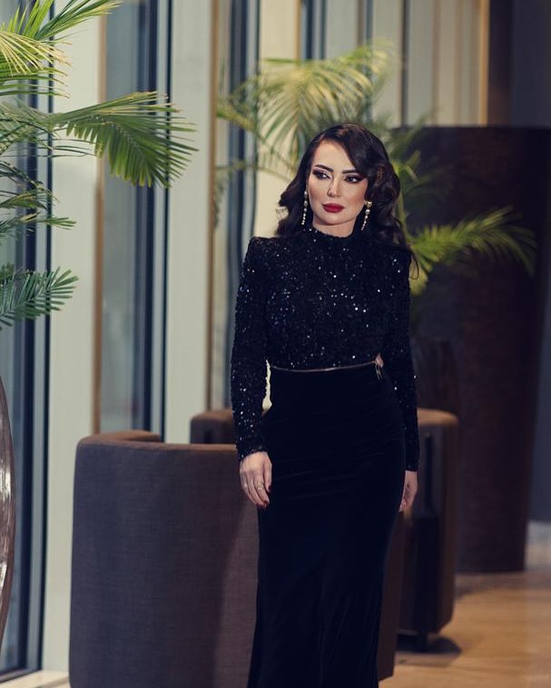 أمل عرفة بفستان أسود أنيق