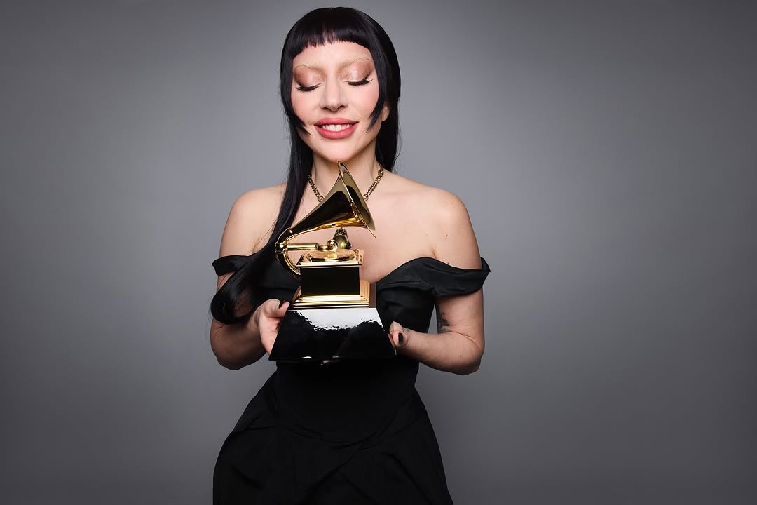 ليدي غاغا مع جائزة غرامي