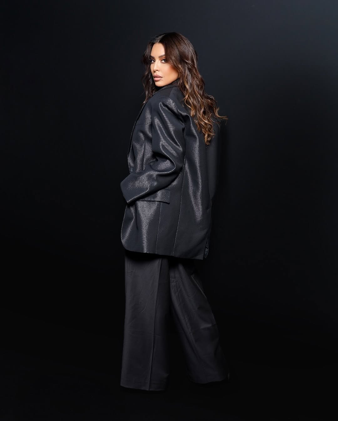 أمل بوشوشة بالبدلة العصرية باللون الأسود