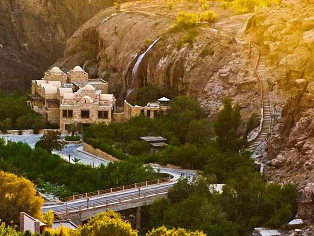 البحر الميت وحمامات ماعين في الأردن
