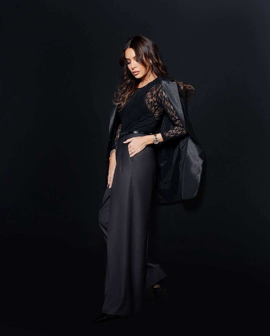 أمل بوشوشة بالبدلة العصرية باللون الأسود