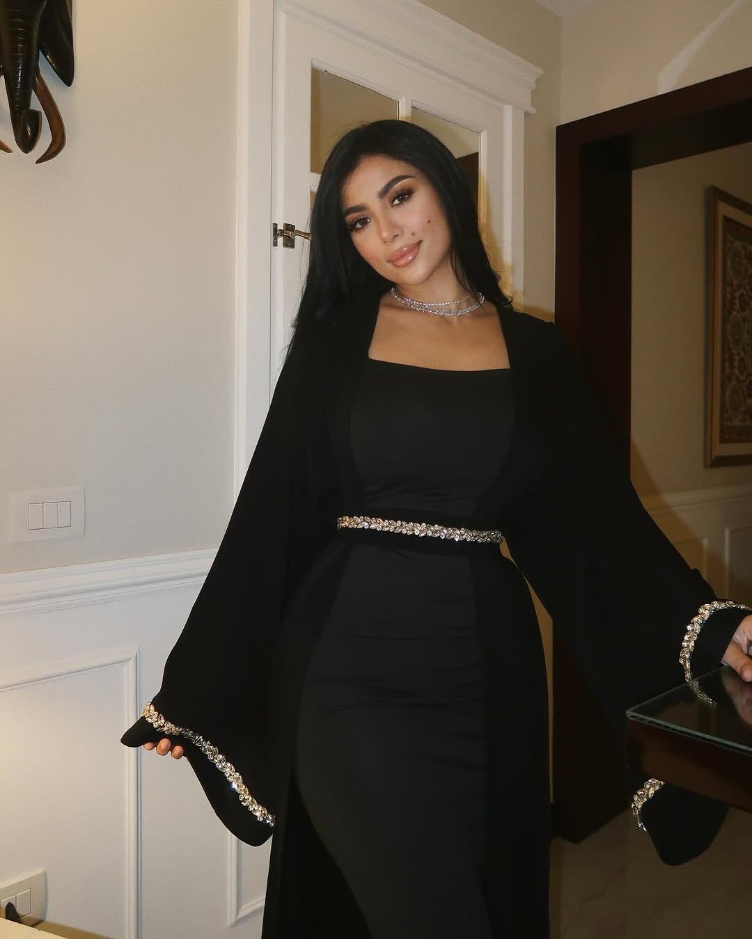 كارولين عزمي تتألق بفستان مع عباءة