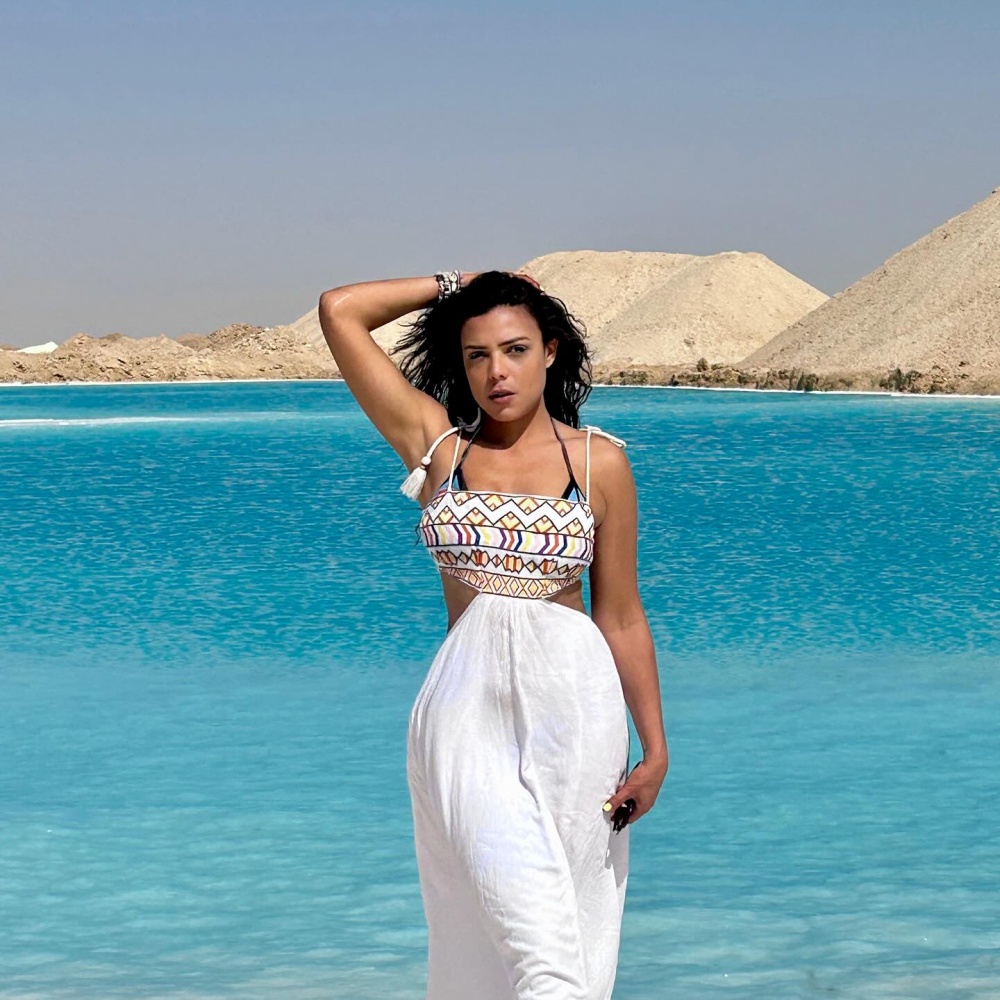 ناهد السباعي أمام بحيرة الملح