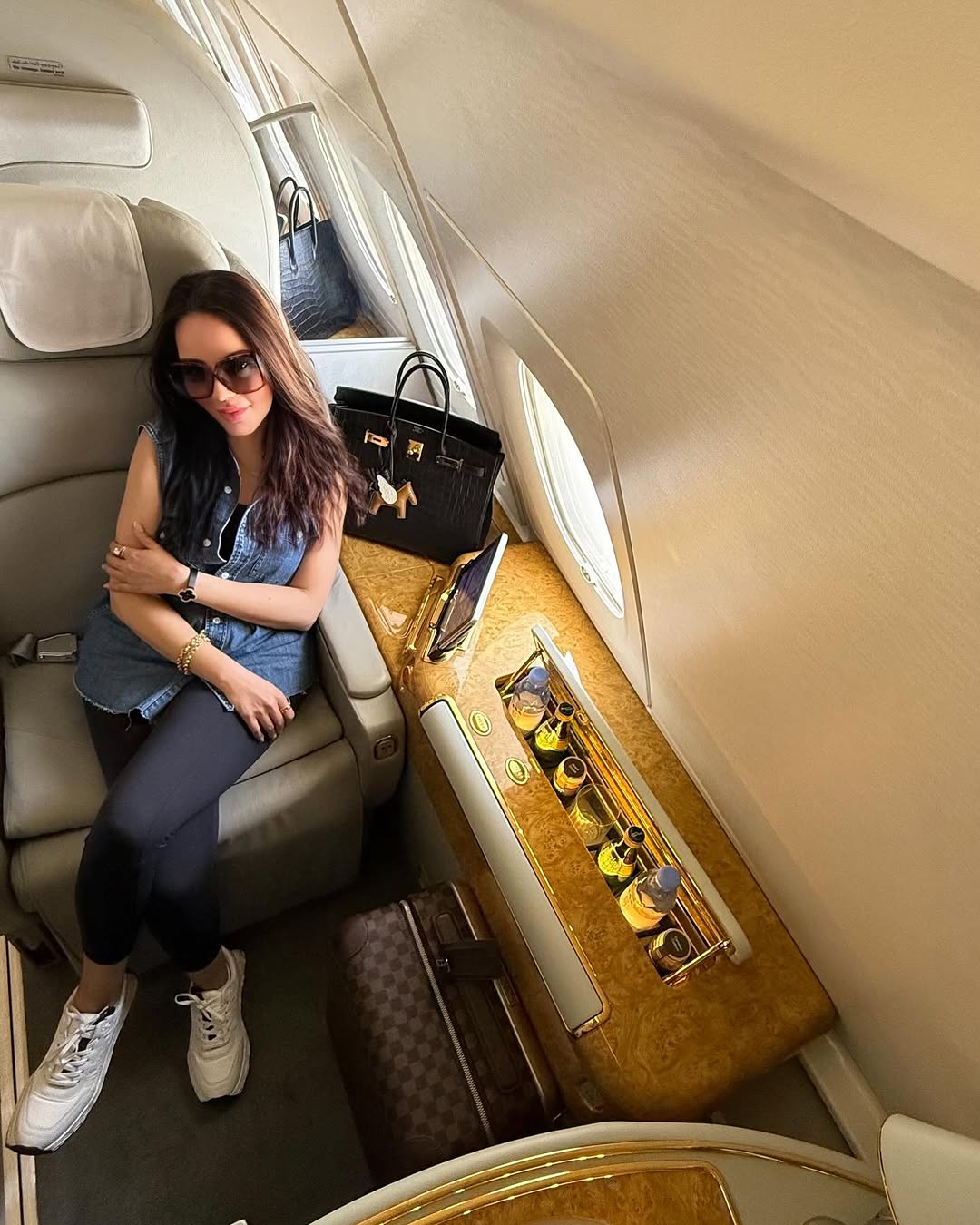 أسما إبراهيم بإطلالة دينم عصرية بلمسة رياضية