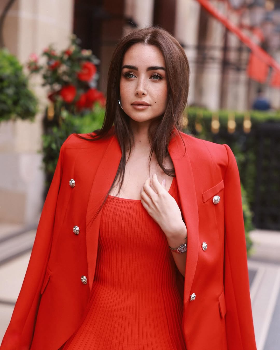 هنا الزاهد بجرأة اللون الأحمر