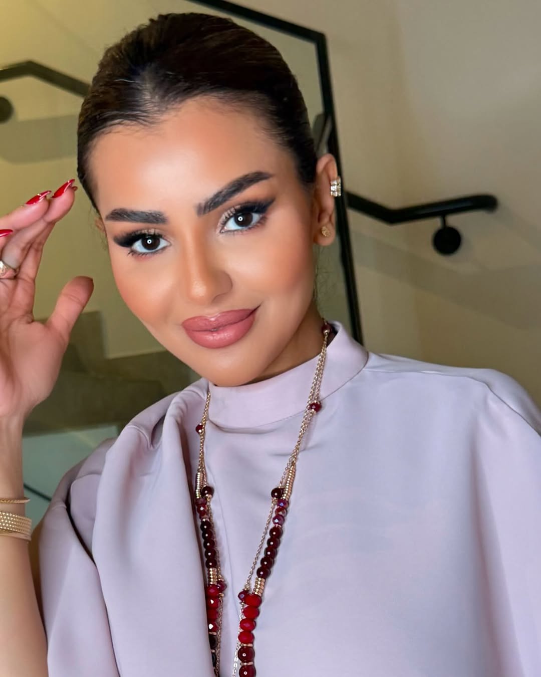 مها عبدالله بمكياج ترابي ناعم وأناقة الشعر المنخفض