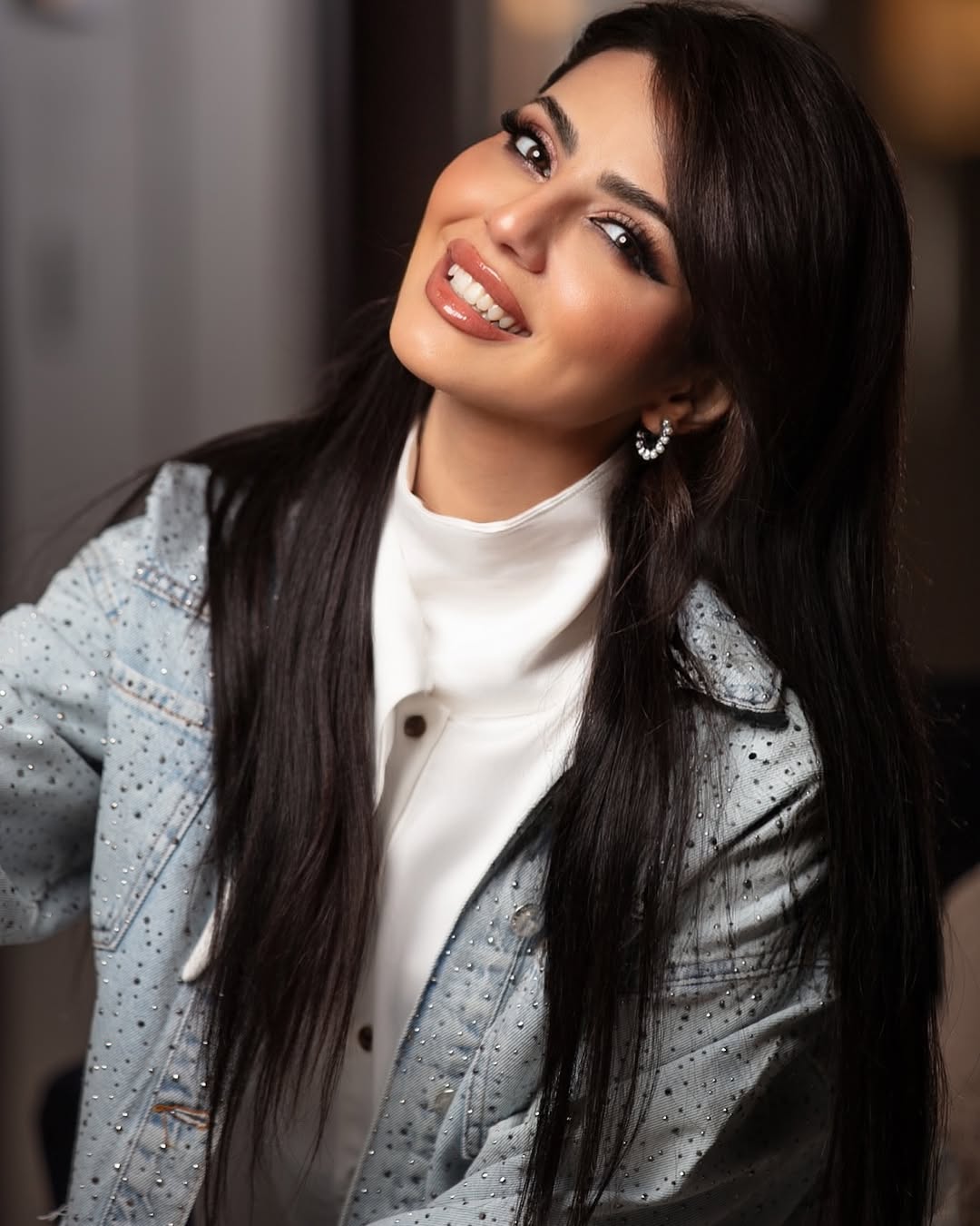 نيرمين محسن بالمكياج البرونزي والشعر المنسدل