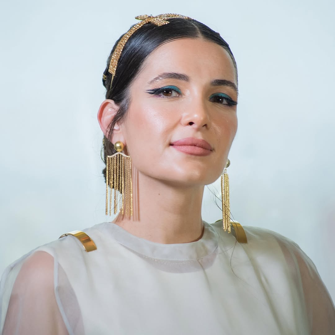 شام الذهبي بإطلالة المكياج الفرعوني