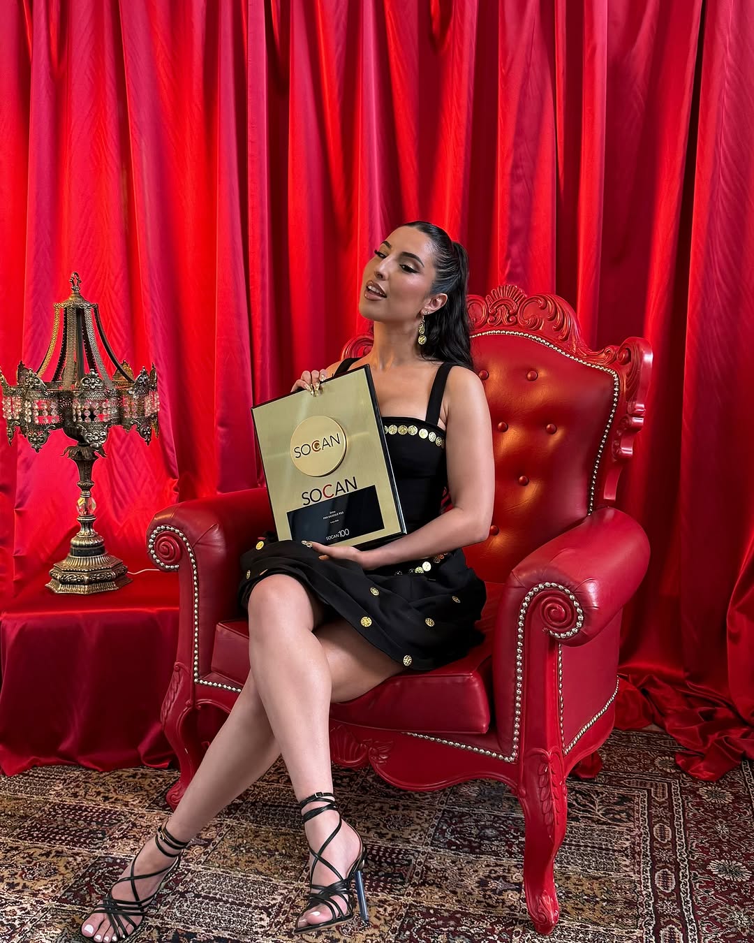 زينة مع جائزة R&B Music Award، من مؤسسة SOCAN،