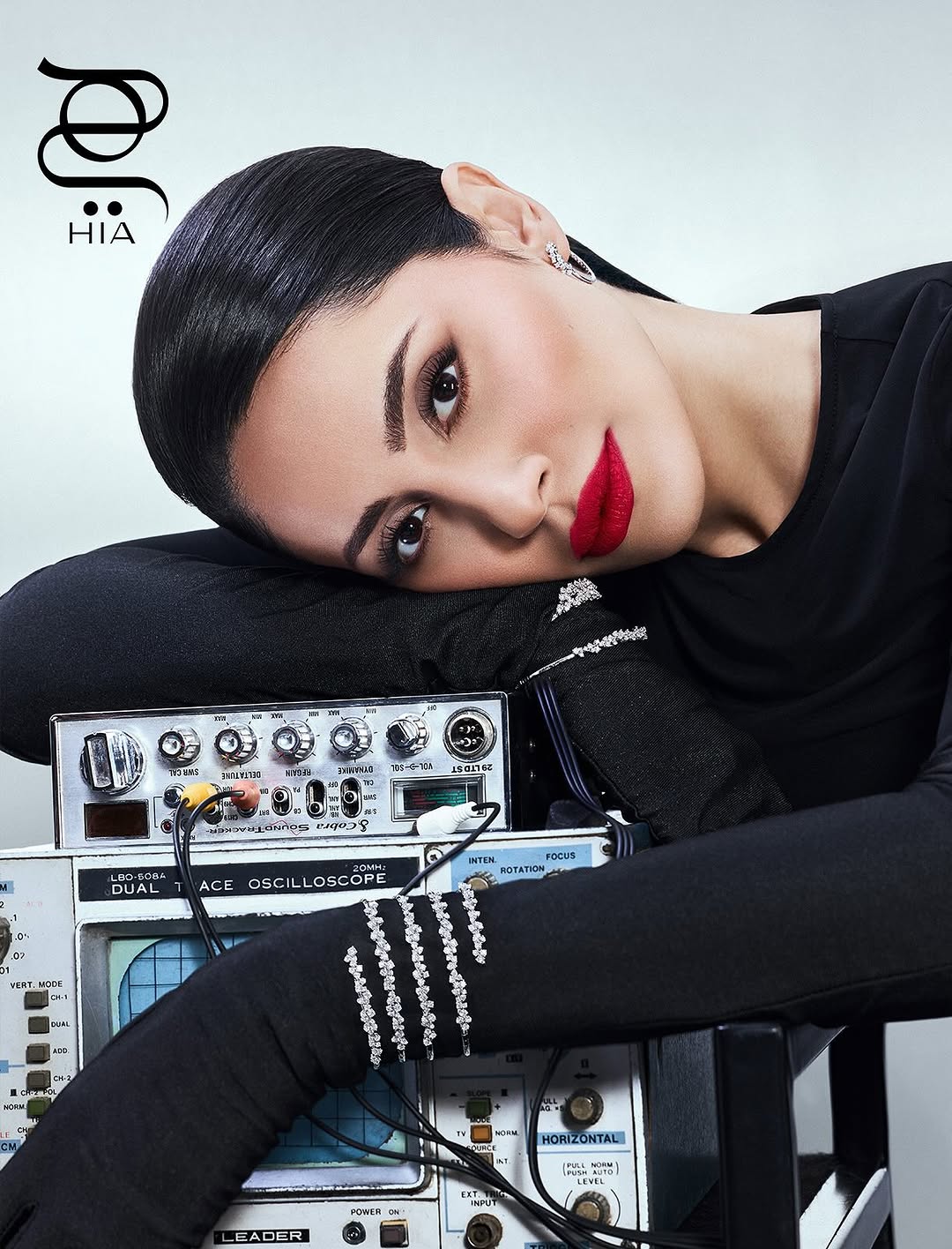 إلهام علي نجمة غلاف مجلة "هي"