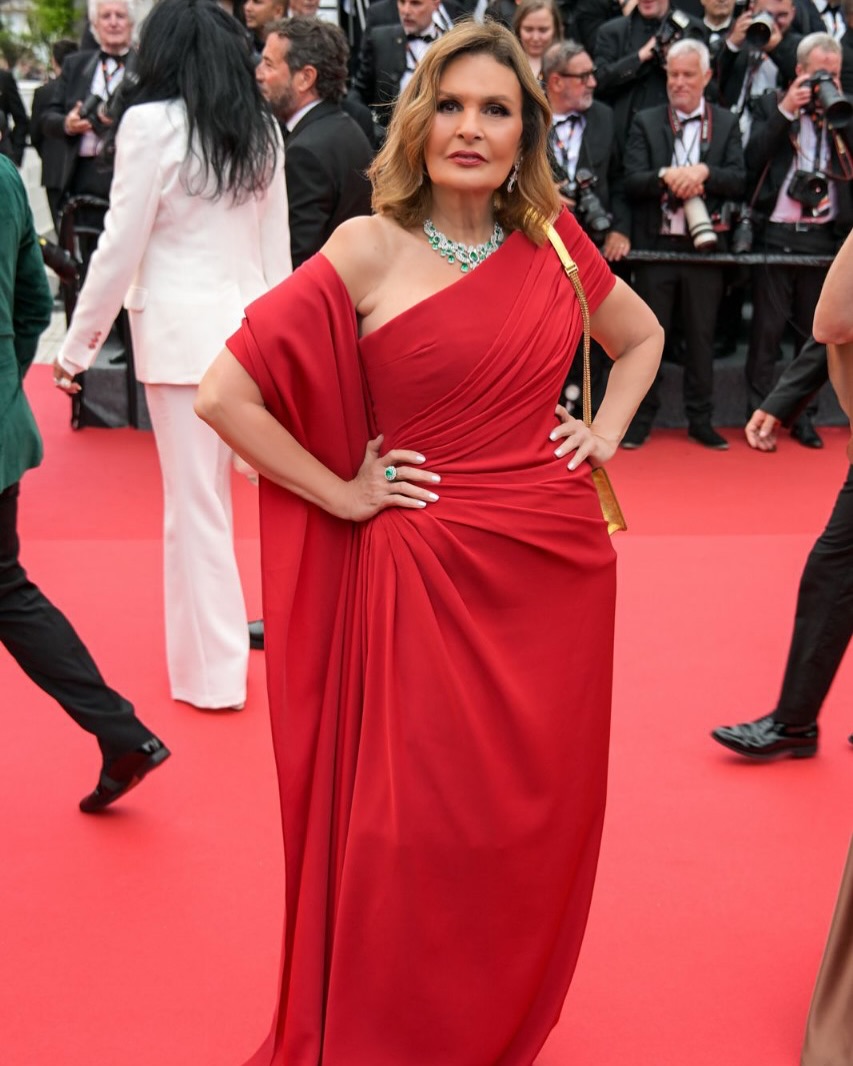 يسرا بفستان أنيق ووقور من توقيع رامي قاضي