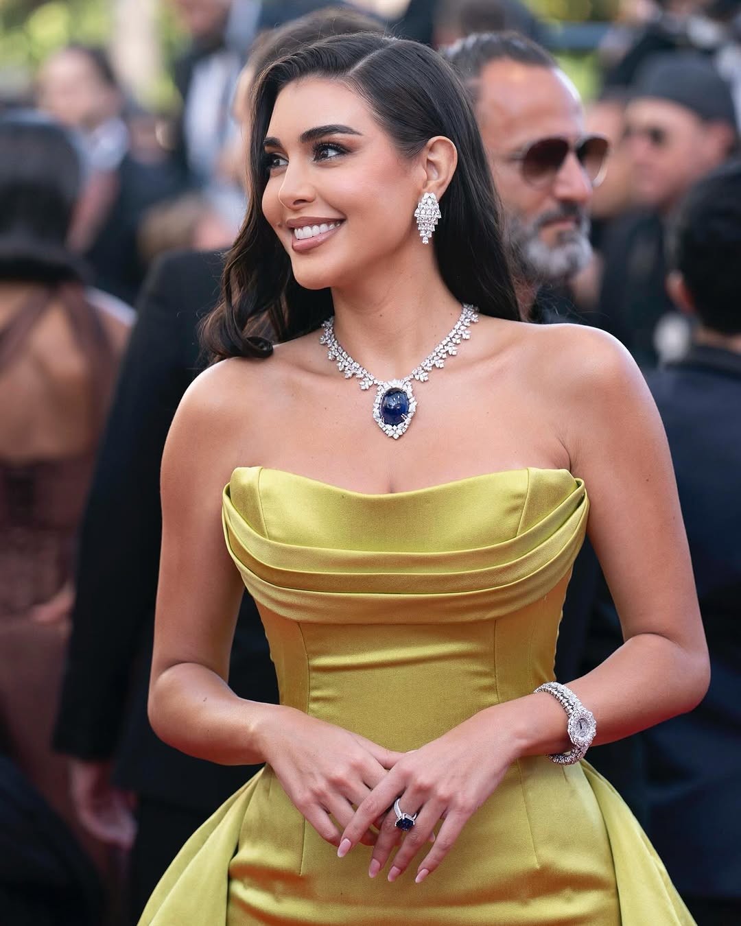 ياسمين صبري بأسلوبها الجمالي المفضل لها بالشعر المنسدل