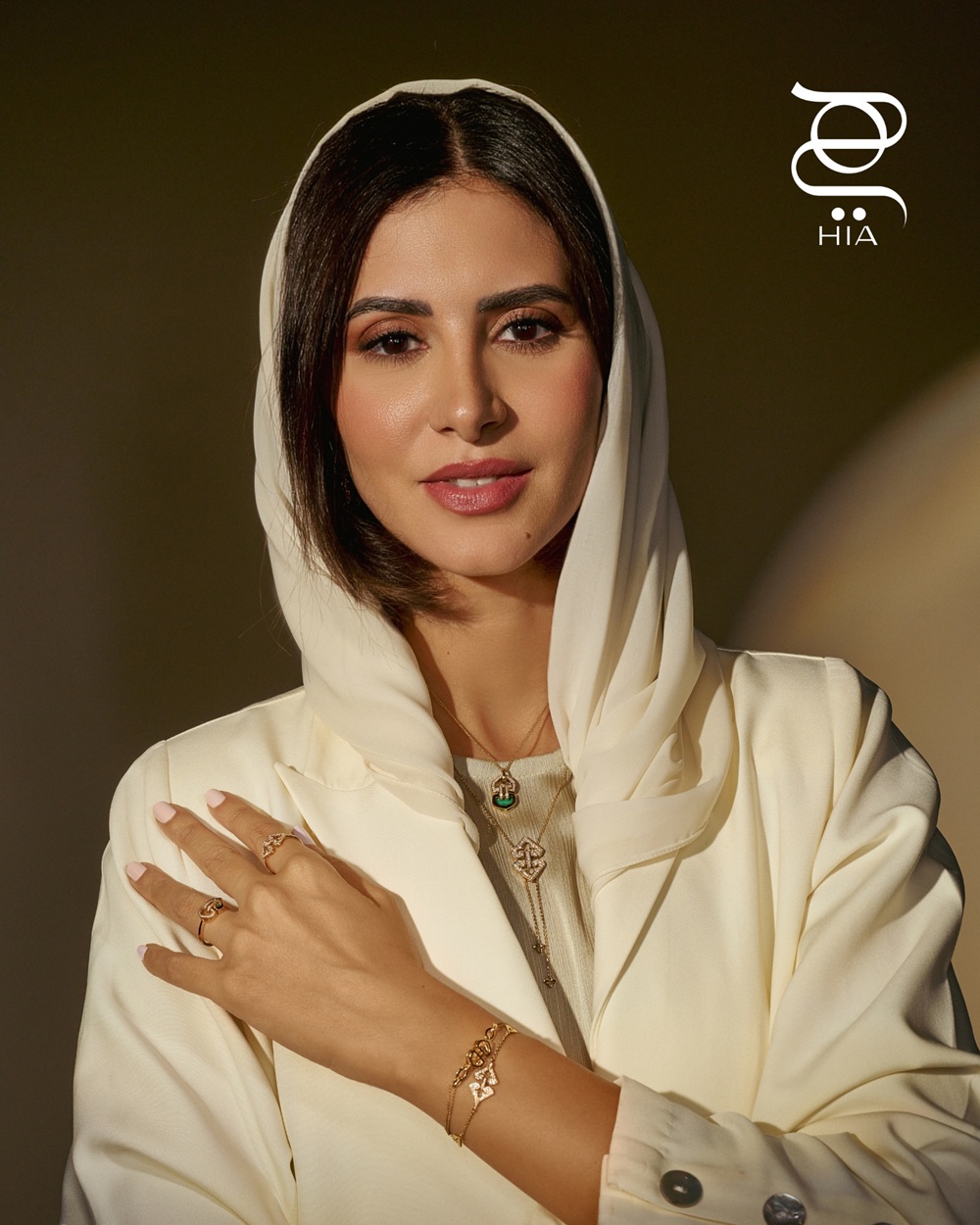 الدكتورة يارا المهتدي بمجوهرات من مجموعة "لايس"Lace ، أقراط أذن، وعقد، وخاتم من الذهب والألماس. من مجموعة "دوم"Dome ، خاتم، وعقد، وأساور من الذهب والألماس والمالاكيت. كل المجوهرات من "داماس"Damas .