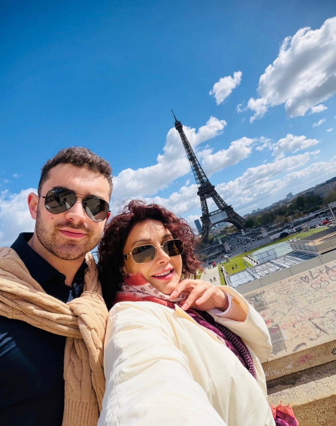 كاريس بشار مع ابنها مجد في باريس