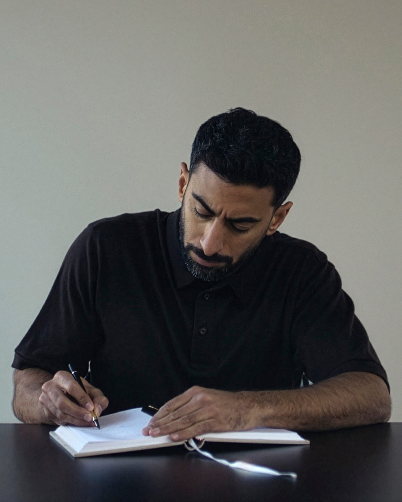 "أرماني بيوتي تكشف حملة رمضان 2026 'حكاية العود' مع أنس بوخش وعطر Oud Nacré