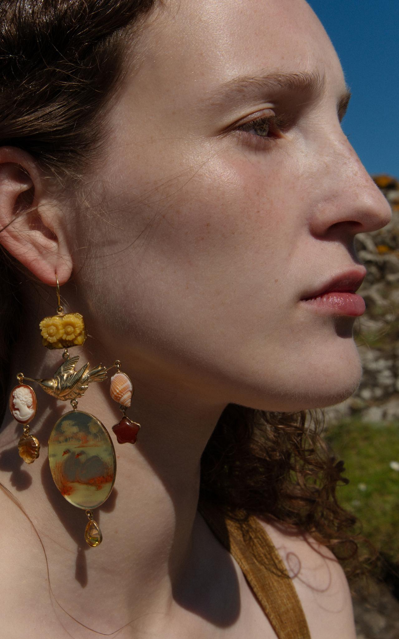 5 أفكار لارتداء الأقراط الطويلة هذا الصيف الصورة من Grainne Morton