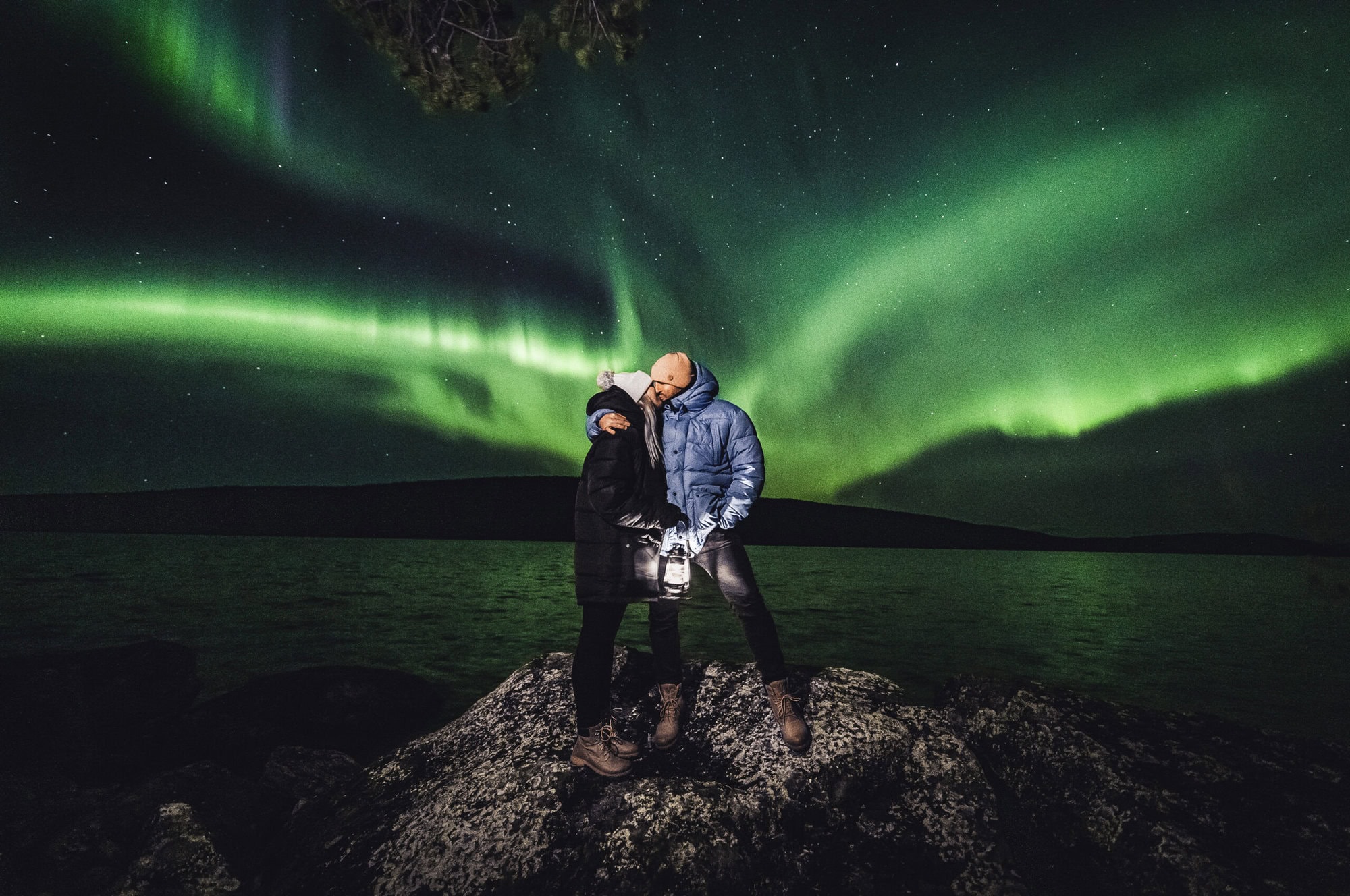 دليلك الكامل لمشاهدة ظاهرة الشفق القطبي في رحلات شهر العسل