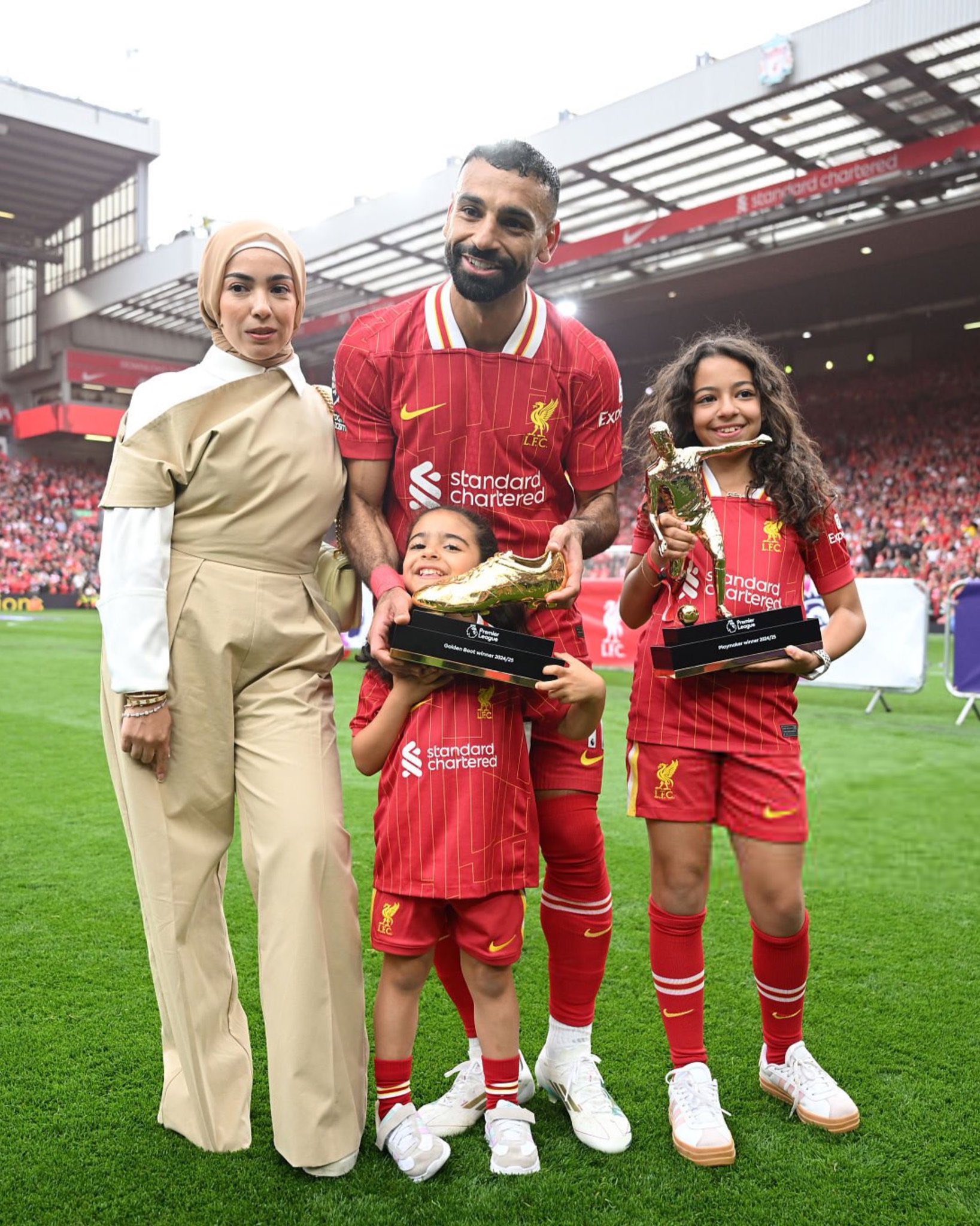 محمد صلاح مع زوجته وابنتيه