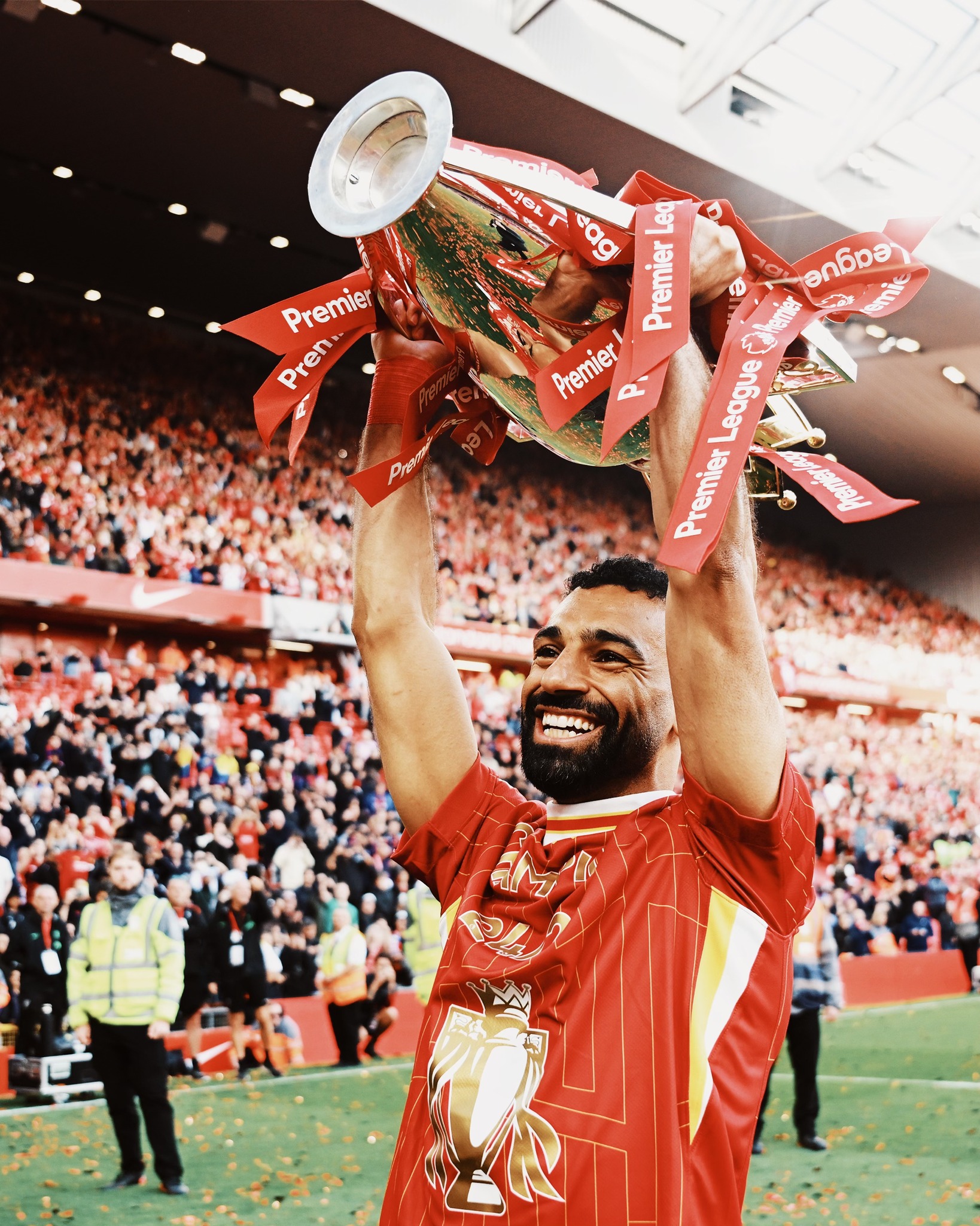 محمد صلاح مع درع الدوري الإنجليزي