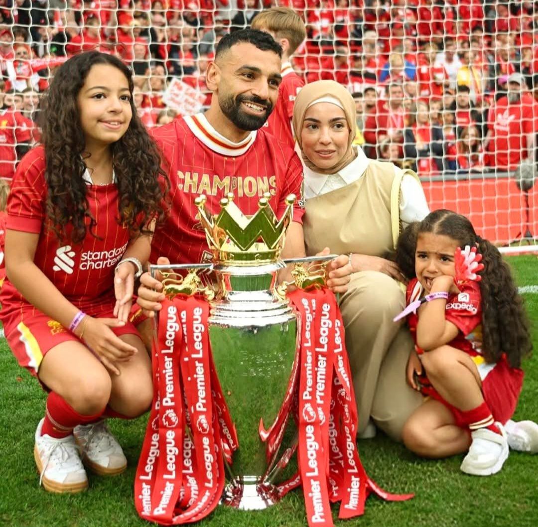 محمد صلاح مع زوجته وابنتيه في احتفال الدوري الإنجليزي
