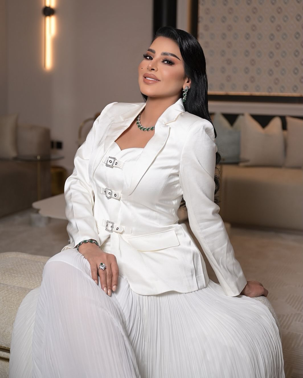 ريم عبد الله تتألق بالأبيض الكلاسيكي بلمسة عصرية أنثوية