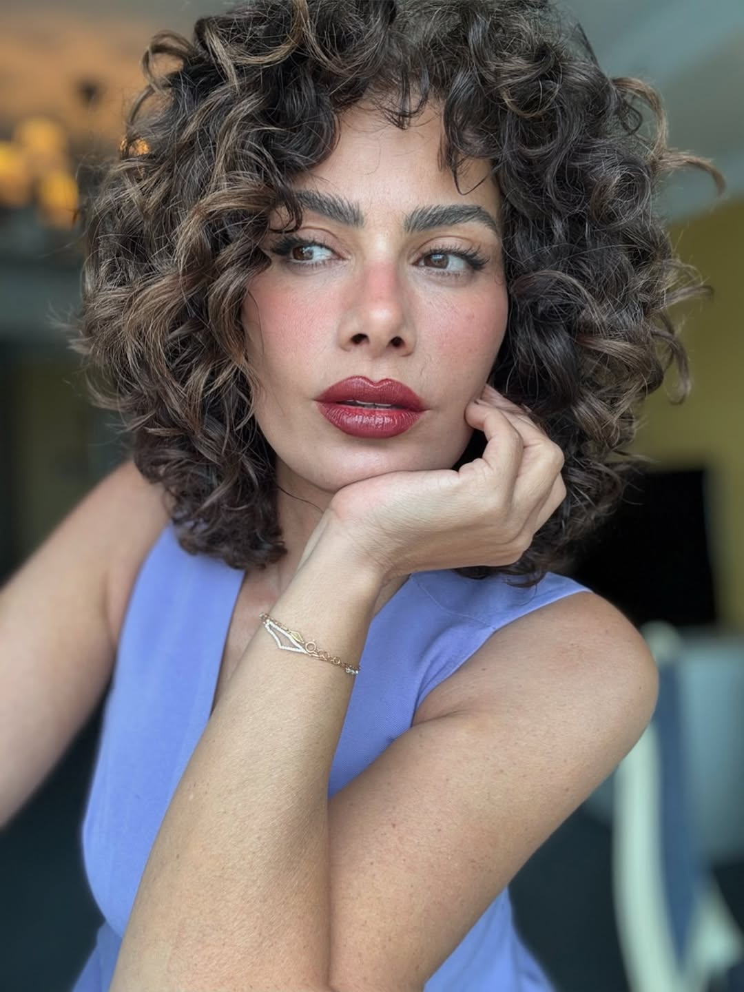إطلالة صبا مبارك بالهايلايت الأسود مع العسلي