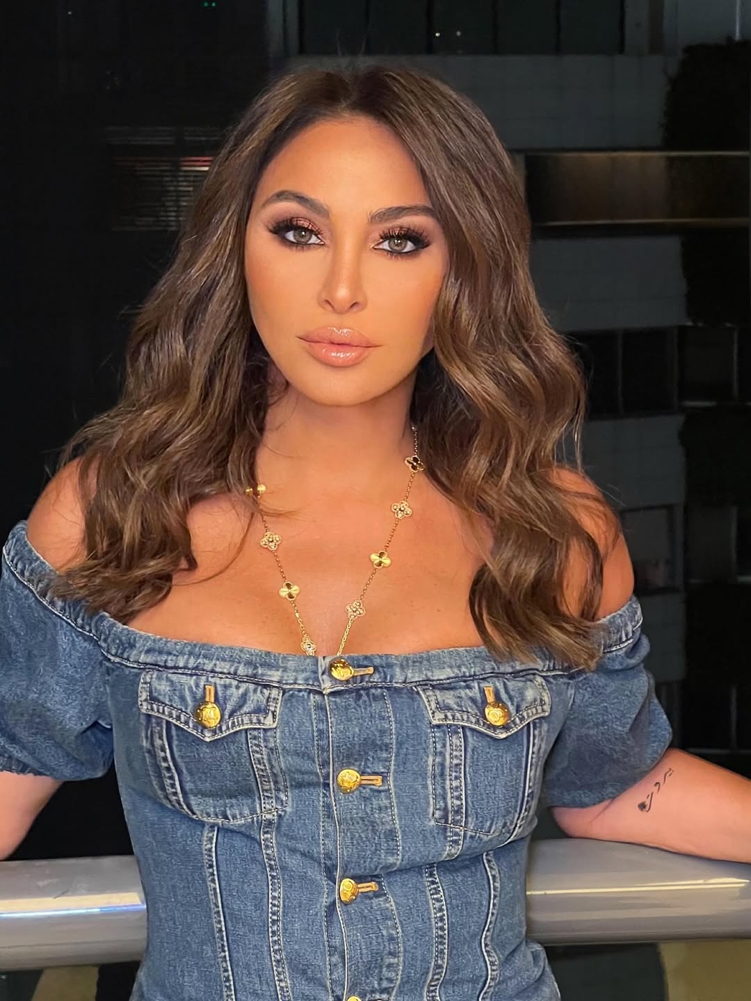 إليسا: أناقة الشعر الويفي والكثافة الطبيعية