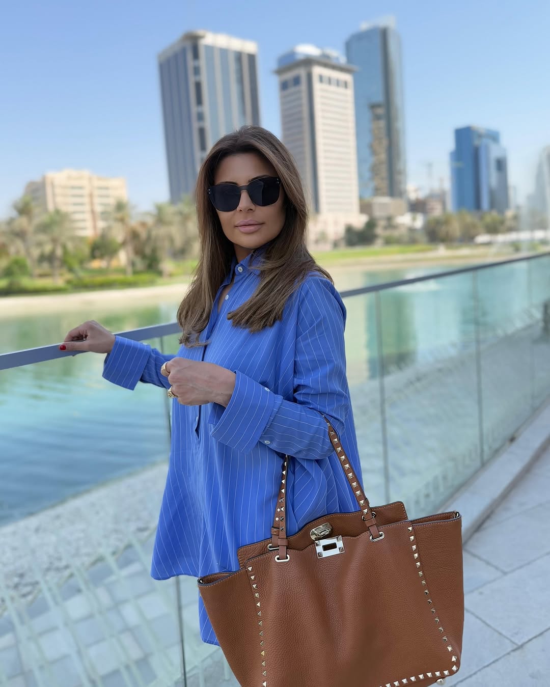 سارة دندراوي بأزياء كاجوال مريحة في دبي