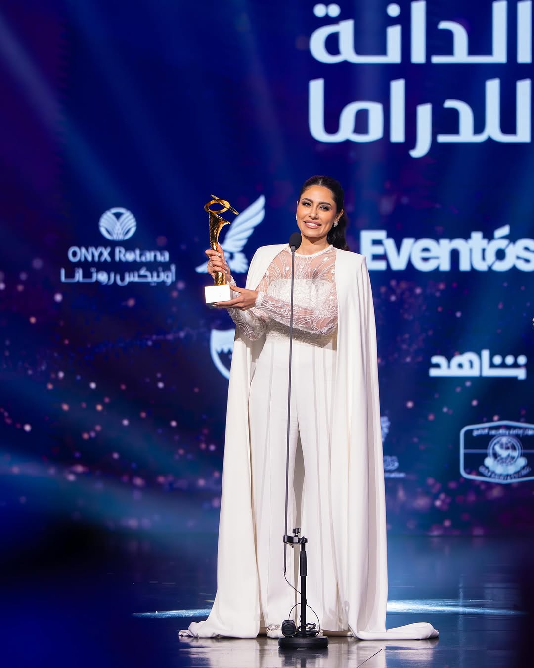 إلهام علي مع جائزتها في المهرجان