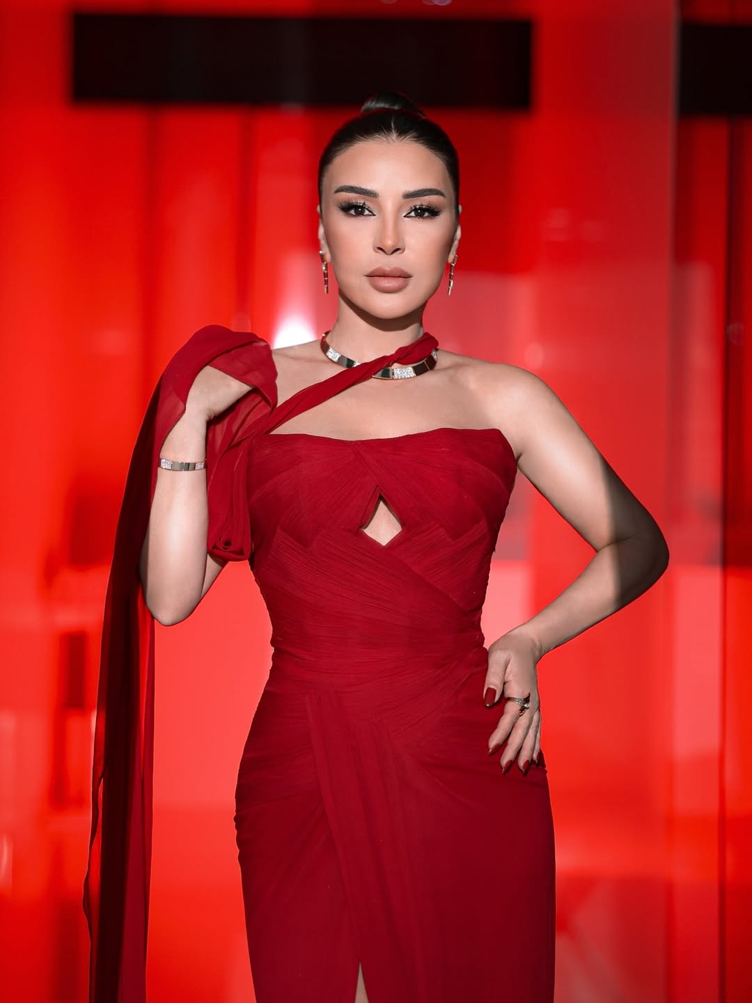 ماغي بو غصن بفستان أحمر متفرد من تصميم حسن إدريس