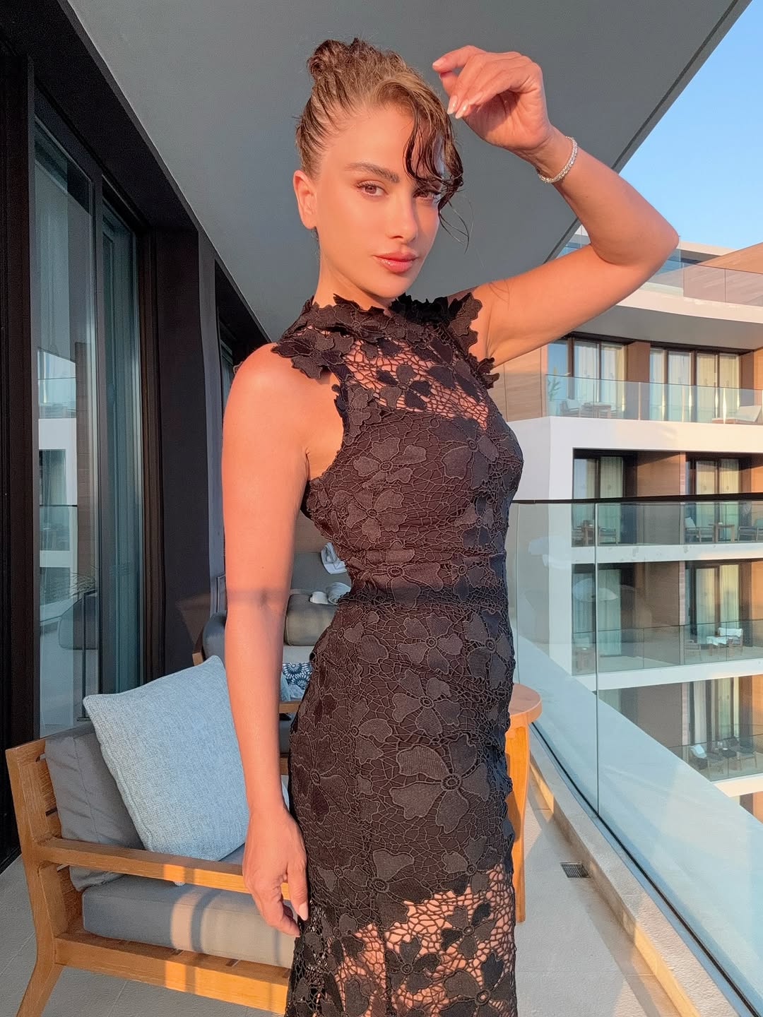 صبا مبارك بتسريحة الكعكة العالية الرطبة (Wet Look High Bun) بلمسة عصرية