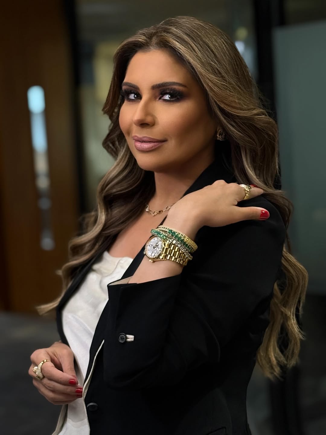 إطلالة شعر جديدة بلون الكاراميل من وحي سارة دندراوي