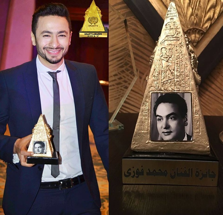 حمادة هلال مع جائزة باسم "محمد فوزي"