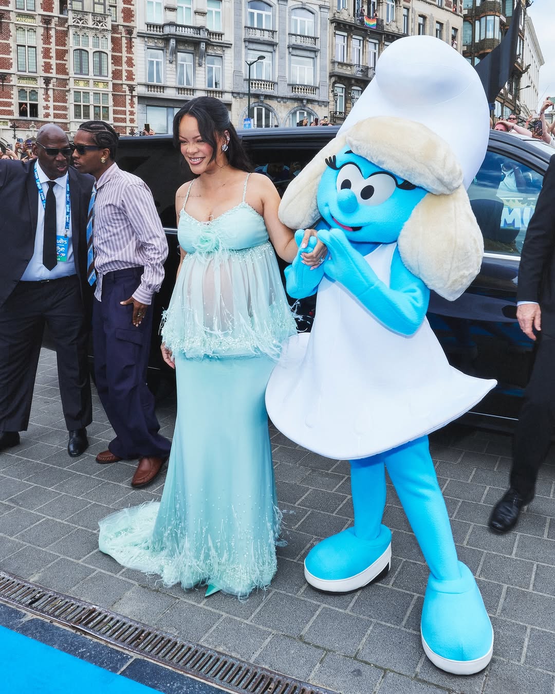 ريهانا تحتفل بفيلمها الجديد "Smurfs"