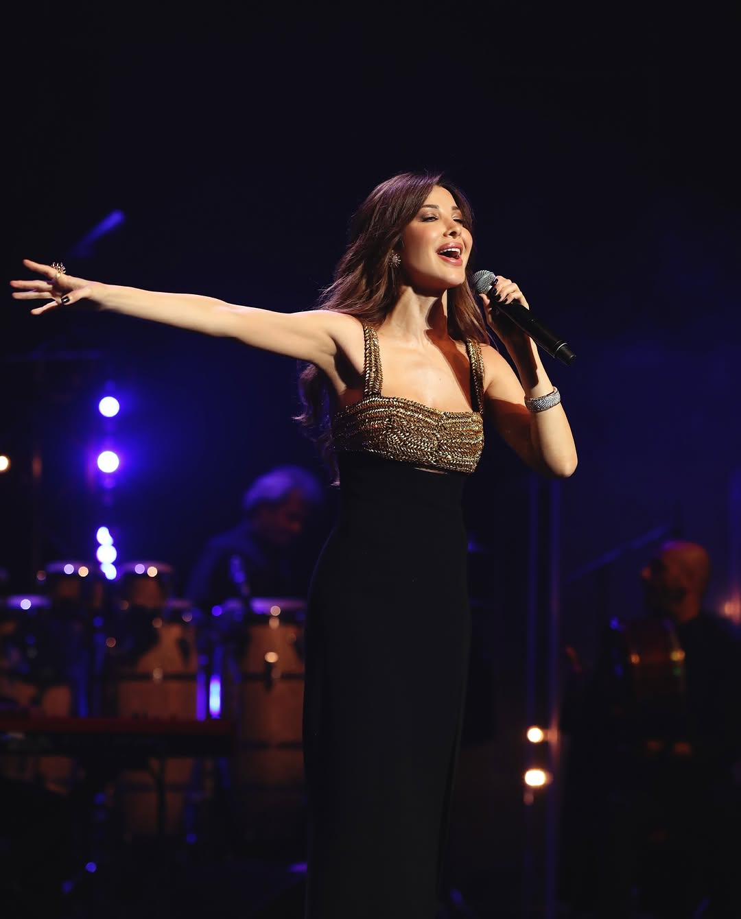 نانسي عجرم تتألق بفستان أسود وذهبي راقٍ