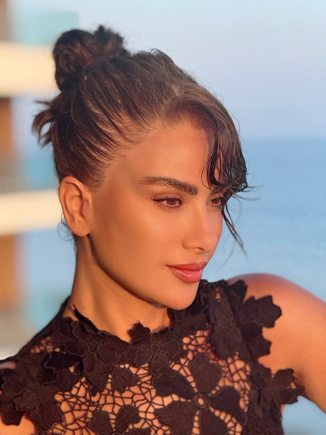 صبا مبارك بتسريحة الكعكة العالية الرطبة (Wet Look High Bun) بلمسة عصرية