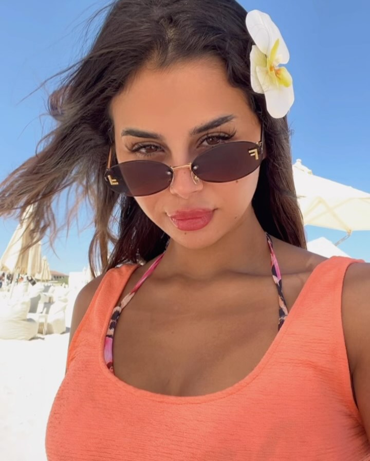 الفنانة منة عرفة بالنظارات الشمسية