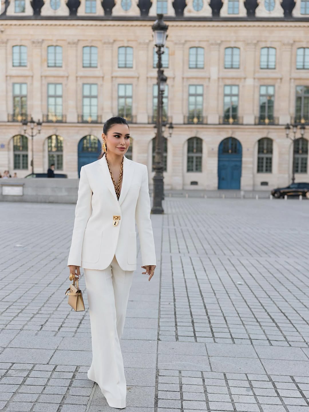 مريم الأبيض بالبدلة البيضاء بتصميم فخم