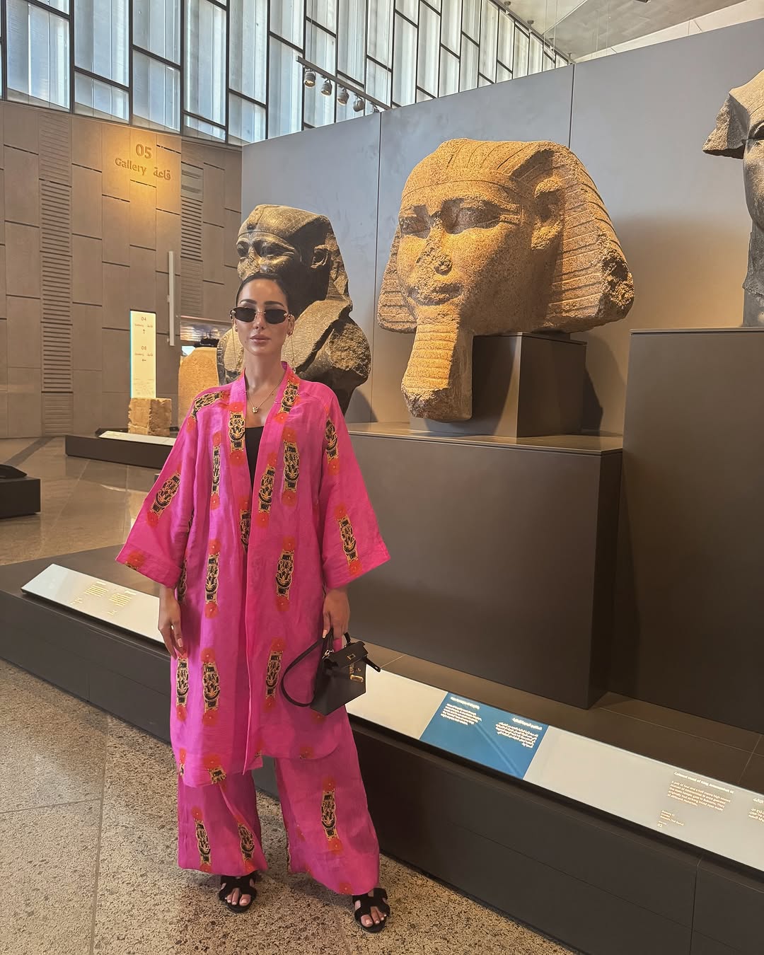 بسمة بوسيل داخل المتحف