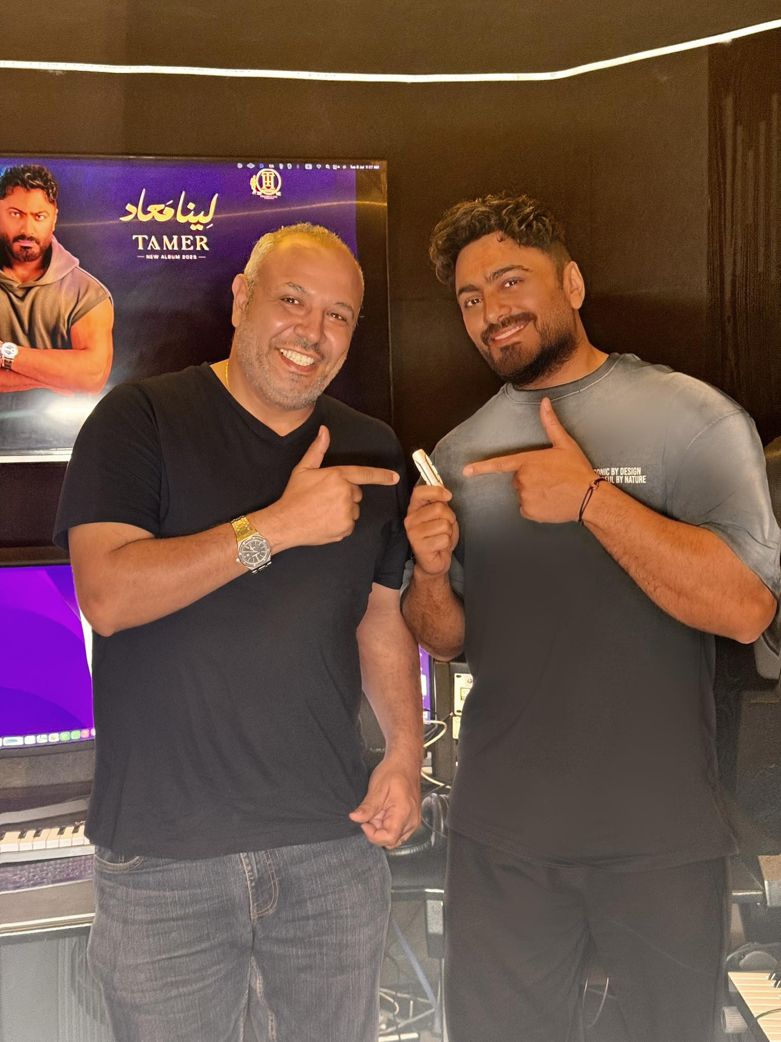 تامر حسني يحتفل بألبومه الجديد