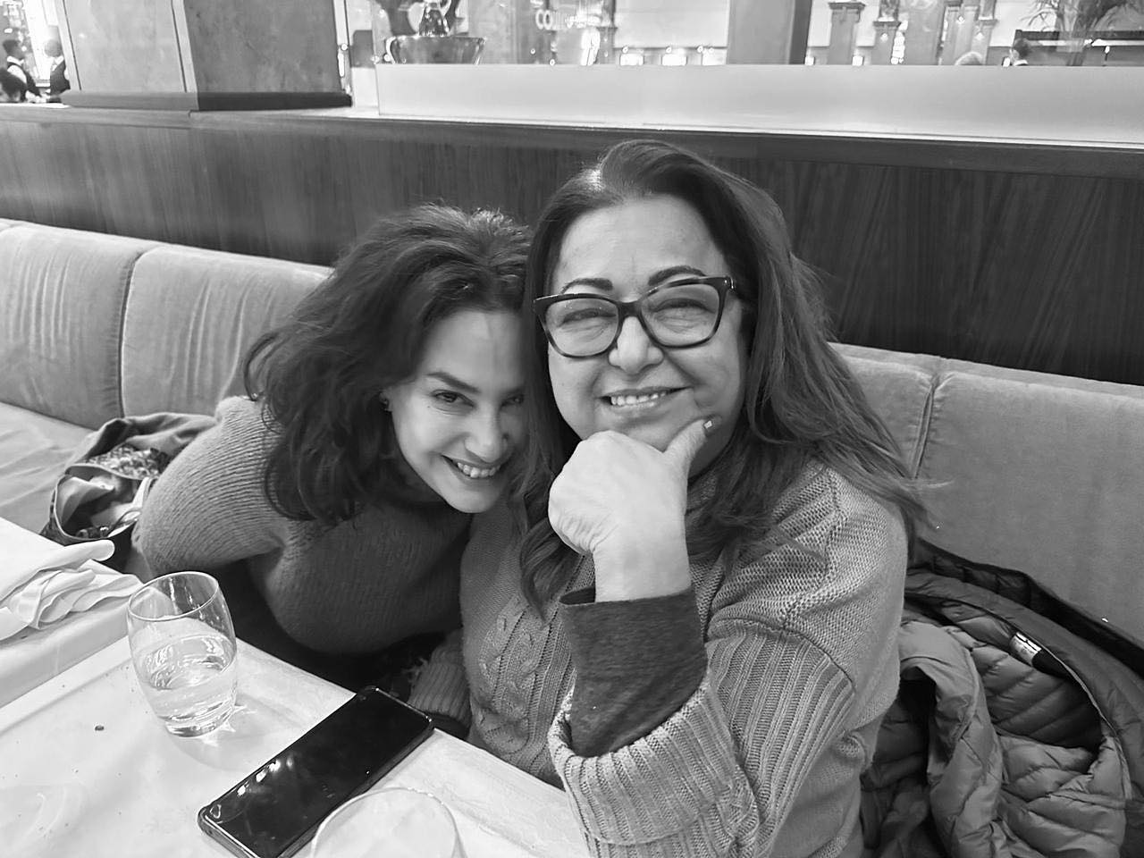 هند صبري مع والدتها الراحلة